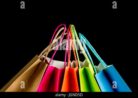 Close up of colorful shopping jusqu'bagsClose de sacs colorés alignés Banque D'Images