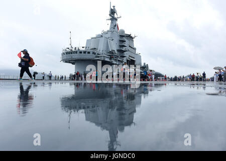 Hong Kong, Chine. 8 juillet, 2017. Les citoyens de Hong Kong visiter le porte-avions chinois à Hong Kong de Liaoning, Chine du sud, le 8 juillet 2017. Une flottille dont le premier porte-avions Liaoning le vendredi est arrivé dans la Région administrative spéciale de Hong Kong (SAR) pour une visite, au cours de laquelle les Marches, pour la première fois, est ouvert au public. Credit : Qin Qing/Xinhua/Alamy Live News Banque D'Images