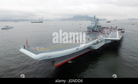 Hong Kong, Chine. 8 juillet, 2017. Les citoyens de Hong Kong visiter le porte-avions chinois d'envol du Liaoning à Hong Kong, Chine du sud, le 8 juillet 2017. Une flottille dont le premier porte-avions Liaoning le vendredi est arrivé dans la Région administrative spéciale de Hong Kong (SAR) pour une visite, au cours de laquelle les Marches, pour la première fois, est ouvert au public. Credit : Zeng Tao/Xinhua/Alamy Live News Banque D'Images