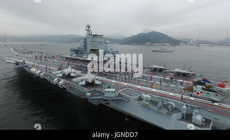 Hong Kong, Chine. 8 juillet, 2017. Les citoyens de Hong Kong visiter le porte-avions chinois d'envol du Liaoning à Hong Kong, Chine du sud, le 8 juillet 2017. Une flottille dont le premier porte-avions Liaoning le vendredi est arrivé dans la Région administrative spéciale de Hong Kong (SAR) pour une visite, au cours de laquelle les Marches, pour la première fois, est ouvert au public. Credit : Zeng Tao/Xinhua/Alamy Live News Banque D'Images