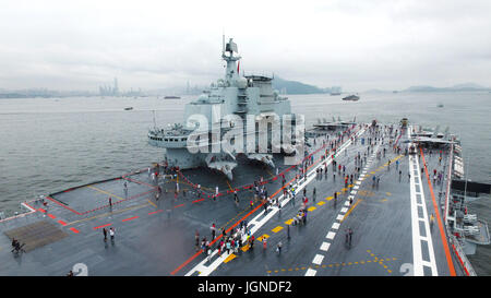 Hong Kong, Chine. 8 juillet, 2017. Les citoyens de Hong Kong visiter le porte-avions chinois à Hong Kong de Liaoning, Chine du sud, le 8 juillet 2017. Une flottille dont le premier porte-avions Liaoning le vendredi est arrivé dans la Région administrative spéciale de Hong Kong (SAR) pour une visite, au cours de laquelle les Marches, pour la première fois, est ouvert au public. Credit : Zeng Tao/Xinhua/Alamy Live News Banque D'Images