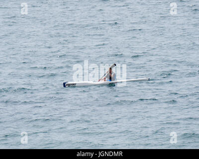 Burton Bradstock, Dorset, UK. 8e juillet 2017. Un kayakiste disparu en mer comme le soleil de beau temps se poursuit sur la côte sud. Crédit : Dan Tucker/Alamy Live News Banque D'Images