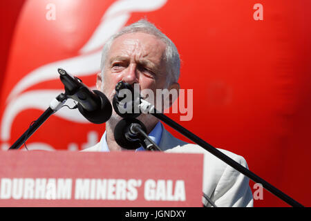 Durham, Royaume-Uni. 08 juillet, 2017. Jeremy Corbyn parle lors de la Durham Gala des mineurs dans la ville de Durham, en Angleterre. Le Durham 2017 Gala des mineurs est la 133e des événements, qui sont également connue sous le nom de réunion. Crédit : Stuart Forster/Alamy Live News Banque D'Images