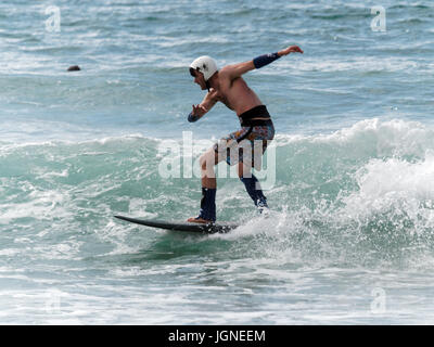 Relations sérieuses in fancy dress surfers Surf Banque D'Images