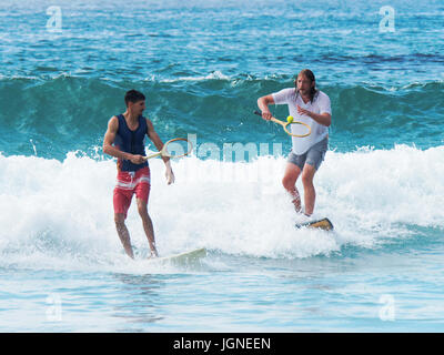 Relations sérieuses in fancy dress surfers Surf Banque D'Images