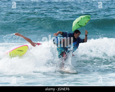 Relations sérieuses in fancy dress surfers Surf Banque D'Images