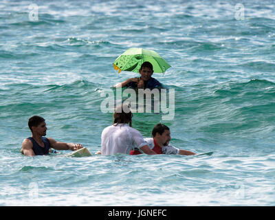 Relations sérieuses in fancy dress surfers Surf Banque D'Images