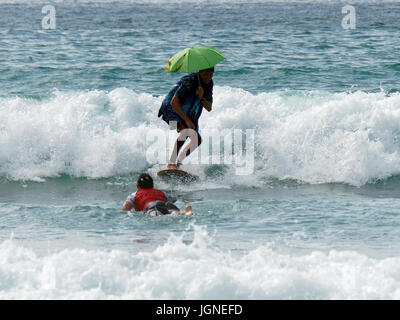 Relations sérieuses in fancy dress surfers Surf Banque D'Images