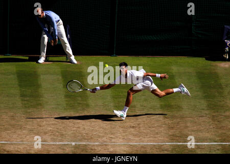 Londres, Royaume-Uni. 08 juillet, 2017. Wimbledon Tennis : Londres, 8 juillet, 2017 - La Serbie de Novak Djokovic en action contre Ernests Gulbis au cours de l'action du troisième cycle à Wimbledon. Crédit : Adam Stoltman/Alamy Live News Banque D'Images