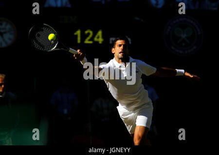 Londres, Royaume-Uni. 08 juillet, 2017. Wimbledon Tennis : Londres, 8 juillet, 2017 - La Serbie de Novak Djokovic en action contre Ernests Gulbis au cours de l'action du troisième cycle à Wimbledon. Crédit : Adam Stoltman/Alamy Live News Banque D'Images