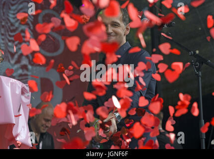 Cologne, Allemagne. 7 juillet, 2017. La ministre allemande de la justice, Heiko Maas (SPD) Christopher Street Day s'ouvre par des tirs en forme d'coeur confettis dans l'air à Cologne, Allemagne, 7 juillet 2017. Photo : Henning Kaiser/dpa/Alamy Live News Banque D'Images