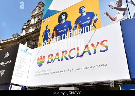 Londres, Royaume-Uni. 08 juillet, 2017. Barclays Bank, succursale Piccadilly Circus décorées en couleurs arc de pluie dans la célébration de la fierté à Londres le samedi. Photo : Taka Taka : crédit G Wu Wu/Alamy Live News Banque D'Images