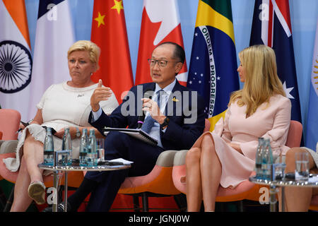 Le Président de la Banque mondiale, Jim Yong Kim, centre, commentaires comme Ivanka Trump, fille du président américain Donald Trump, droit, et le ministre des Finances norvégien Siv Jensen, à gauche, sur un débat d'experts lors du lancement de l'Initiative de financement de l'entreprenariat des femmes au cours de la réunion au sommet du G20 le 8 juillet 2017 à Hambourg, Allemagne. (Bundesregierung/Gungor via Planetpix) Banque D'Images