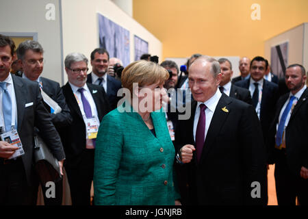 La chancelière allemande Angela Merkel s'entretient avec le président russe Vladimir Poutine, à droite, en marge de la réunion au sommet du G20 le 8 juillet 2017 à Hambourg, Allemagne. (Bundesregierung/Kugler par Planetpix) Banque D'Images