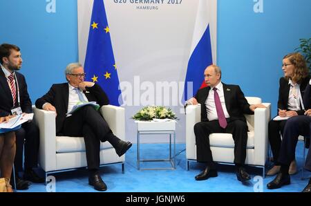 Le président russe Vladimir Poutine, à droite, lors d'une réunion bilatérale avec le président de la Commission européenne, Jean-Claude Juncker en marge de la réunion au sommet du G20 le 8 juillet 2017 à Hambourg, Allemagne. Banque D'Images