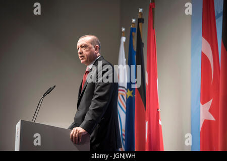 Le Président turc, Recep Tayyip Erdogan lors d'une conférence de presse à l'issue des deux jours de réunion au sommet du G20 des dirigeants du monde le 8 juillet 2017 à Hambourg, Allemagne. (Bundesregierung/Bergmann via Planetpix) Banque D'Images