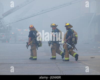 Dallas, USA. 08 juillet, 2017. Le travail des pompiers 6 blaze d'alarme. Une alarme de feu plusieurs pourrait être vu à 25 miles. Les températures ont été dans le haut 90s avec les index de chaleur en triple chiffres. La fumée était aussi un élément essentiel que les pompiers ont été vus à l'aide de respirateurs et avec airpacks. Dallaspaparazzo auteur:Crédit/Alamy Live News. Credit : dallaspaparazzo/Alamy Live News Banque D'Images