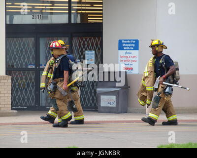 Dallas, USA. 08 juillet, 2017. Le travail des pompiers 6 blaze d'alarme. Une alarme de feu plusieurs pourrait être vu à 25 miles. Les températures ont été dans le haut 90s avec les index de chaleur en triple chiffres. La fumée était aussi un élément essentiel que les pompiers ont été vus à l'aide de respirateurs et avec airpacks. Dallaspaparazzo auteur:Crédit/Alamy Live News. Credit : dallaspaparazzo/Alamy Live News Banque D'Images