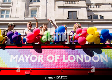 Londres, Royaume-Uni. 8 juillet, 2017. Maire de Londres flotter à Londres Pride 2017. Des milliers de personnes LGBT annuel défilé dans la capitale. Credit : Nicola Ferrari/Alamy Live News Banque D'Images