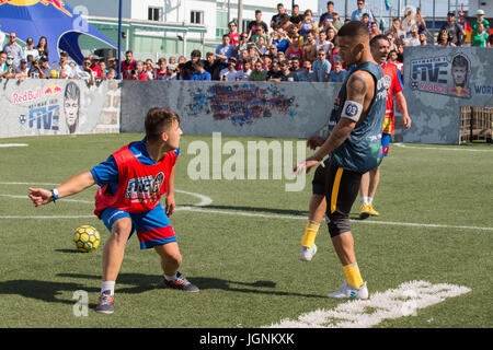 Sao Paulo, Sao Paulo, Brésil. 8 juillet, 2017. Le joueur de soccer brésilien GABRIEL JÉSUS (r) prend part à un match contre la Roumanie à l'équipe junior Neymar Institute à Praia Grande, Sao Paulo, Brésil, ce samedi, 08 juillet 2017. Credit : Paulo Lopes/ZUMA/Alamy Fil Live News Banque D'Images