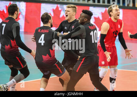 Curitiba, Brésil. 8e juillet, 2017. Les joueurs de l'Équipe Canada célèbre lors d'un match pour la troisième place entre le Canada et USA de la Ligue mondiale FIVB 2017 Volley-ball à l'Arena da Baixada Stadium le 8 juillet 2017 à Curitiba, au Brésil. Foto : Geraldo Bubniak : Crédit photo : Geraldo Bubniak/ZUMA/Alamy Fil Live News Banque D'Images