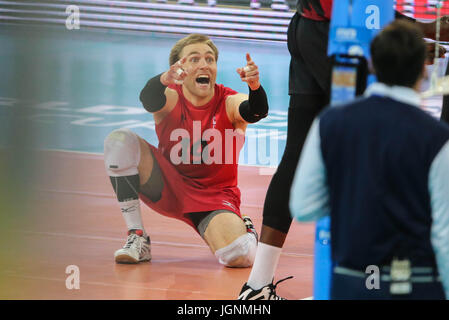 Curitiba, Brésil. 8e juillet, 2017. Les joueurs de l'Équipe Canada célèbre lors d'un match pour la troisième place entre le Canada et USA de la Ligue mondiale FIVB 2017 Volley-ball à l'Arena da Baixada Stadium le 8 juillet 2017 à Curitiba, au Brésil. Foto : Geraldo Bubniak : Crédit photo : Geraldo Bubniak/ZUMA/Alamy Fil Live News Banque D'Images