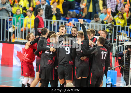 Curitiba, Brésil. 8e juillet, 2017. Les joueurs de l'Équipe Canada célèbre lors d'un match pour la troisième place entre le Canada et USA de la Ligue mondiale FIVB 2017 Volley-ball à l'Arena da Baixada Stadium le 8 juillet 2017 à Curitiba, au Brésil. Foto : Geraldo Bubniak : Crédit photo : Geraldo Bubniak/ZUMA/Alamy Fil Live News Banque D'Images