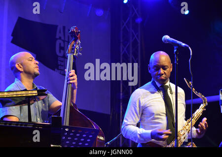 Bucarest, Roumanie. 08 juillet, 2017. Branford Marsalis, saxophone, avec le contrebassiste Eric Revis titre au festival de Jazz de Bucarest, 2017 Credit : Douglas MacKenzie/Alamy Live News Banque D'Images