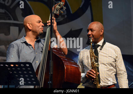 Bucarest, Roumanie. 08 juillet, 2017. Branford Marsalis, saxophone, avec le contrebassiste Eric Revis titre au festival de Jazz de Bucarest, 2017 Credit : Douglas MacKenzie/Alamy Live News Banque D'Images