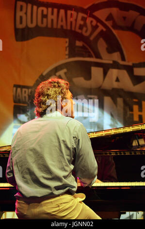 Bucarest, Roumanie. 08 juillet, 2017. Joey Calderazzo joue du piano, Branford Marsalis manchettes à Bucarest Jazz Festival 2017 Credit : Douglas MacKenzie/Alamy Live News Banque D'Images