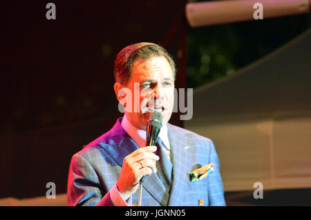 Bucarest, Roumanie. 08 juillet, 2017. Kurt Elling chante avec le Branford Marsalis Quartet comme ils le titre au festival de Jazz de Bucarest, 2017 Credit : Douglas MacKenzie/Alamy Live News Banque D'Images