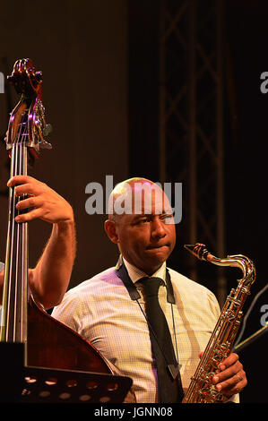 Bucarest, Roumanie. 08 juillet, 2017. Branford Marsalis, saxophone, avec le contrebassiste Eric Revis titre au festival de Jazz de Bucarest, 2017 Credit : Douglas MacKenzie/Alamy Live News Banque D'Images