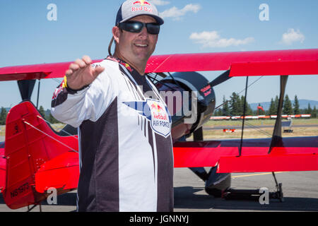 Truckee, Californie, USA. 8 juillet, 2017. Pilote Red Bull, LUKE AIKINS, vagues aux fans lors de la Truckee Tahoe Air Show, Festival de la famille à l'aéroport Tahoe Truckee (altitude 5901 ft.) deux milles à l'est de Truckee, Californie, le Samedi, Juillet 8, 2017. Auparavant Aikins est passé de 25 000 pieds sans parachute et atterrit dans un filet en 2016.Les avions et les pilotes participants comprennent :.P-51, le pilote Ken Gottschall.Alpha Jet pilote, Mark Peterson.T-6, pilote Barry Hancock.BF9-2 biplan, Danny Sorensen pilote.Cessna 206/Lancer Jump Avion.Firecat L-39, Perkins riche pilote.Edge 540 & Red Bull Air Force Banque D'Images