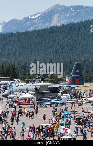 Truckee, Californie, USA. 8 juillet, 2017. Les visiteurs marchent sur le tarmac et voir les avions au cours de la Truckee Tahoe Air Show, festival familial à la Truckee Tahoe Airport de Truckee, Californie, le Samedi, Juillet 8, 2017. Le spectacle aérien est financé et présenté par le Truckee Tahoe Airport District.les avions et les pilotes participants comprennent :.P-51, le pilote Ken Gottschall.Alpha Jet pilote, Mark Peterson.T-6, pilote Barry Hancock.BF9-2 biplan, Danny Sorensen pilote.Cessna 206/Lancer Jump Avion.Firecat L-39, Perkins riche pilote.Edge 540 & Red Bull Air Force à oreilles, pilote Kirby Chambliss.Phenom 300, p Banque D'Images