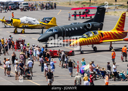 Truckee, Californie, USA. 8 juillet, 2017. Les visiteurs marchent sur le tarmac et voir les avions au cours de la Truckee Tahoe Air Show, festival familial à la Truckee Tahoe Airport de Truckee, Californie, le Samedi, Juillet 8, 2017. Le spectacle aérien est financé et présenté par le Truckee Tahoe Airport District.les avions et les pilotes participants comprennent :.P-51, le pilote Ken Gottschall.Alpha Jet pilote, Mark Peterson.T-6, pilote Barry Hancock.BF9-2 biplan, Danny Sorensen pilote.Cessna 206/Lancer Jump Avion.Firecat L-39, Perkins riche pilote.Edge 540 & Red Bull Air Force à oreilles, pilote Kirby Chambliss.Phenom 300, p Banque D'Images