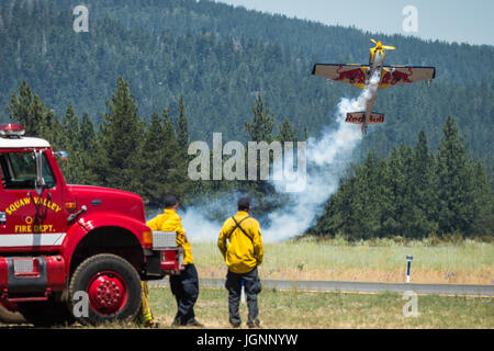 Truckee, Californie, USA. 8 juillet, 2017. Les pompiers de Squaw Valley watch KIRBY CHAMBLISS effectuer les acrobaties à bord de son avion 540 pendant la Truckee Tahoe Air Show, Festival de la famille à l'aéroport Tahoe Truckee (altitude 5901 ft.) deux milles à l'est de Truckee, Californie, le Samedi, Juillet 8, 2017. Le spectacle aérien est financé et présenté par le Truckee Tahoe Airport District.les avions et les pilotes participants comprennent :.P-51, le pilote Ken Gottschall.Alpha Jet pilote, Mark Peterson.T-6, pilote Barry Hancock.BF9-2 biplan, Danny Sorensen pilote.Cessna 206/Lancer Jump Avion.Firecat, Ric pilote L-39 Banque D'Images