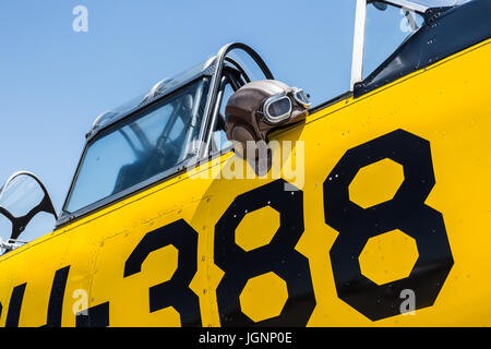 Truckee, Californie, USA. 8 juillet, 2017. Couvre-chef à l'ancienne est exposée à la Truckee Tahoe Air Show, Festival de la famille à l'aéroport Tahoe Truckee (altitude 5901 ft.) deux milles à l'est de Truckee, Californie, le Samedi, Juillet 8, 2017. Les avions et les pilotes participants comprennent :.P-51, le pilote Ken Gottschall.Alpha Jet pilote, Mark Peterson.T-6, pilote Barry Hancock.BF9-2 biplan, Danny Sorensen pilote.Cessna 206/Lancer Jump Avion.Firecat L-39, Perkins riche pilote.Edge 540 & Red Bull Air Force à oreilles, pilote Kirby Chambliss.Phenom 300, Erik pilote Pilegaard (crédit Image : © Tracy Barbutes v Banque D'Images