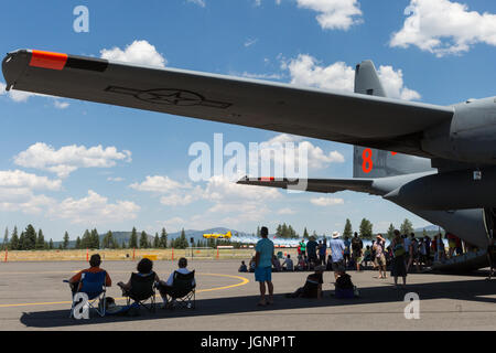 Truckee, Californie, USA. 8 juillet, 2017. Les clients de la Truckee Tahoe Air Show, Festival de la famille à l'aéroport Tahoe Truckee (altitude 5901 ft.) À Truckee, Californie, regarder des voltiges aériennes de à l'ombre d'un C-130 sur l'aile, le samedi 8 juillet 2017. Les avions et les pilotes participants comprennent :.P-51, le pilote Ken Gottschall.Alpha Jet pilote, Mark Peterson.T-6, pilote Barry Hancock.BF9-2 biplan, Danny Sorensen pilote.Cessna 206/Lancer Jump Avion.Firecat L-39, Perkins riche pilote.Edge 540 & Red Bull Air Force à oreilles, pilote Kirby Chambliss.Phenom 300, Erik pilote Pilegaard (crédit Image : © Banque D'Images