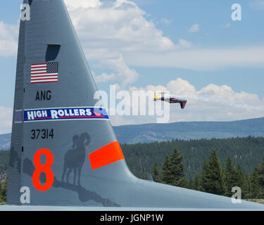 Truckee, Californie, USA. 8 juillet, 2017. KIRBY CHAMBLISS vole à l'envers au-delà d'un C-130 au cours de la Truckee Tahoe Air Show, Festival de la famille à l'aéroport Tahoe Truckee (altitude 5901 ft.) deux milles à l'est de Truckee, Californie, le Samedi, Juillet 8, 2017. Les avions et les pilotes participants comprennent :.P-51, le pilote Ken Gottschall.Alpha Jet pilote, Mark Peterson.T-6, pilote Barry Hancock.BF9-2 biplan, Danny Sorensen pilote.Cessna 206/Lancer Jump Avion.Firecat L-39, Perkins riche pilote.Edge 540 & Red Bull Air Force à oreilles, pilote Kirby Chambliss.Phenom 300, Erik pilote Pilegaard (crédit Image : © Tr Banque D'Images