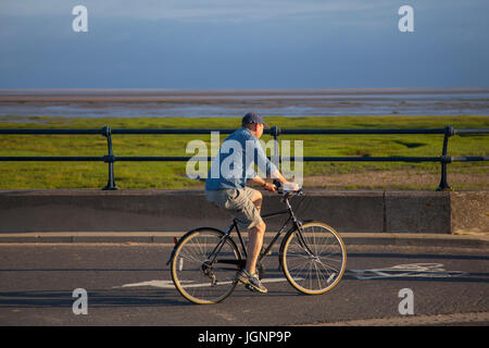 Southport, Merseyside. Météo britannique. 09 juillet 2017. Bright de commencer la journée avec quelques nuages. /AlamyLiveNews MediaWorldImages crédit ; Banque D'Images