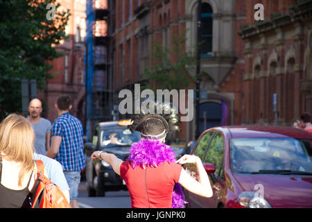 Manchester, UK. 08 juillet, 2017. Sparkle transgender pride, drag queen marche sur la rue.Credit : JazzLove/Alamy Live News Banque D'Images