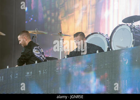 Turku, Finlande. 8 juillet, 2017. Duo suédois Galantis fonctionne à l'édition 2017 de l'Open Air Festival Ruisrock finlandais. Credit : Stefan Crämer/Alamy Live News Banque D'Images