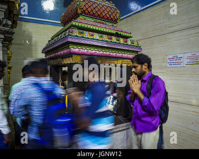 9 juillet 2017 - Singapour, Singapour - hindous travailleurs invités à Singapour à pied autour d'une divinité au Sri Veeramakaliamman Temple dans le ''Little India.'' Il y a des centaines de milliers de travailleurs immigrés du sous-continent indien à Singapour. La plupart des travaux 5 Â½ à six jours par semaine. Le dimanche, le jour de repos normal, ils viennent de Singapour en ''Little India'' quartier pour manger, boire, envoyer de l'argent à la maison, rendez-vous aux médecins et dentistes et socialiser. La plupart des travailleurs vivent dans des logements de style dortoir, loin du centre de Singapour et le dimanche est le seul jour qu'ils ont loin de leurs lieux de travail. La plupart des travaux Banque D'Images