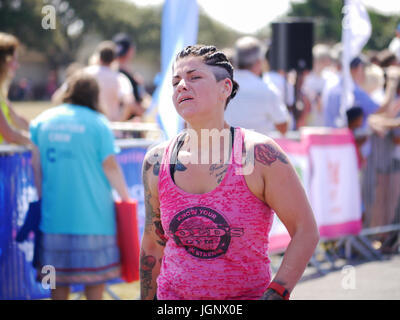 Portsmouth, Royaume-Uni, le 9 juillet, 2017. Un participant franchit la ligne d'arrivée à la fin de la course pour la Vie 2017 Portsmouth. La course pour la vie est un 5k ou 10k race au profit de la recherche sur le cancer du Royaume-Uni. Il est ouvert aux femmes de tous âges ainsi que des jeunes garçons. Crédit : Simon Evans/Alamy Live News Banque D'Images