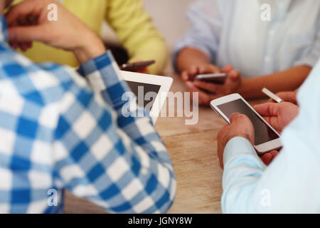 Groupe de personnes multi génération utilisent la technologie des smartphones et tablettes, vie internet generation Banque D'Images