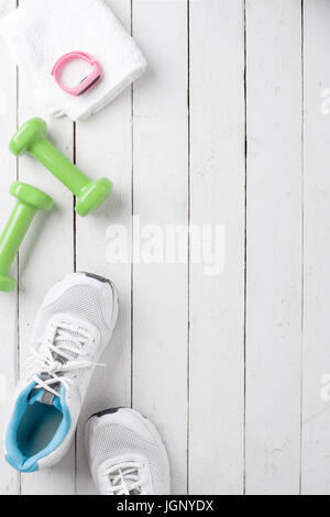 Divers outils de remise en forme sur le bois blanc Banque D'Images