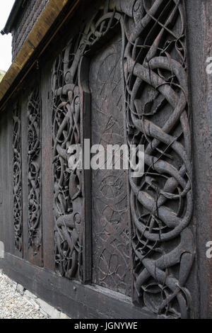 Les sculptures historiques sur portail nord du 12ème siècle Urnes Stavkyrkje ou église. Ornes, Eldoquin, Sogn og Fjordane, Norvège, Scandinavie Banque D'Images