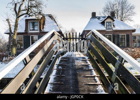 Giethoorn, Pays-Bas - le 18 janvier 2016 : Winterlandscape avec, canal, fermes et pont dans le village de Giethoorn typiquement néerlandais dans le pro Banque D'Images