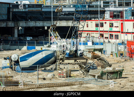 Utrecht, Pays-Bas - le 23 mars 2017 : chantier de construction près de la gare centrale d'Utrecht avec grue et de travailleurs, aux Pays-Bas. Banque D'Images