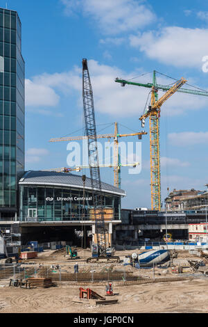 Utrecht, Pays-Bas - le 23 mars 2017 : chantier de construction près de la gare centrale d'Utrecht avec des grues, des bureaux et des travailleurs, aux Pays-Bas. Banque D'Images